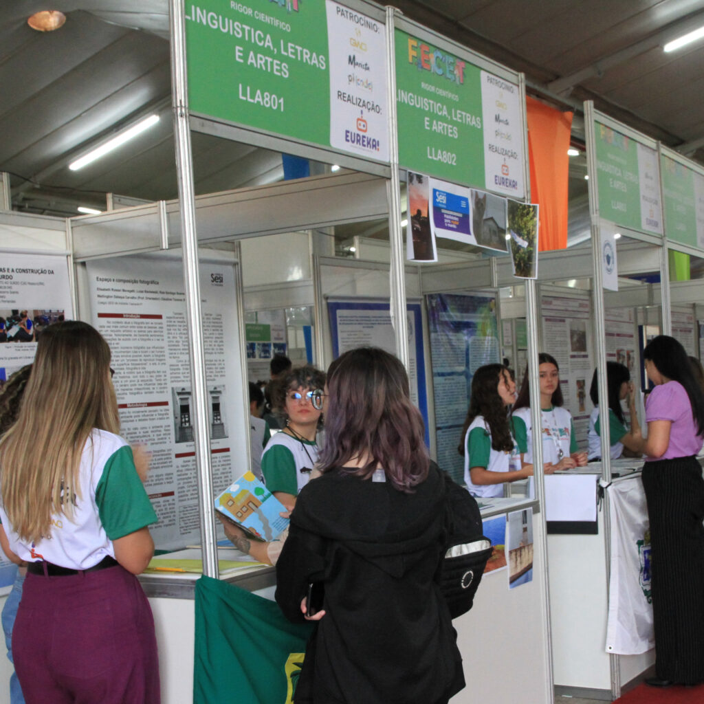 Alunas apresentando projeto científico em estande da FECET