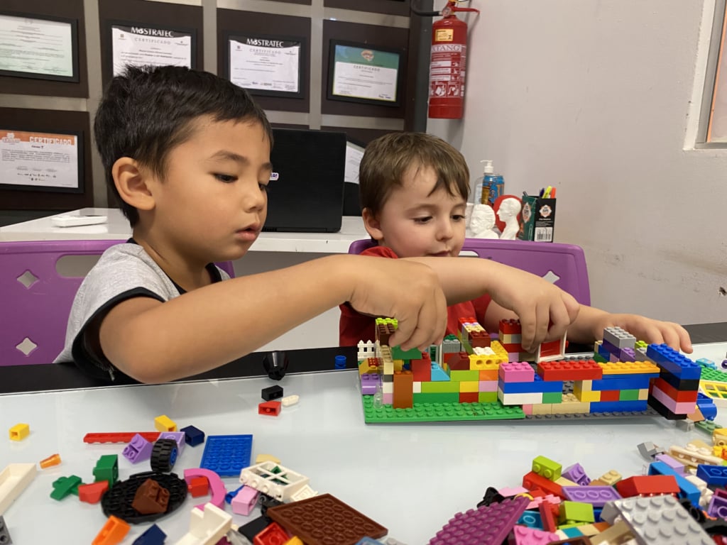 Alunos em atividade prática de montagem de protótipo