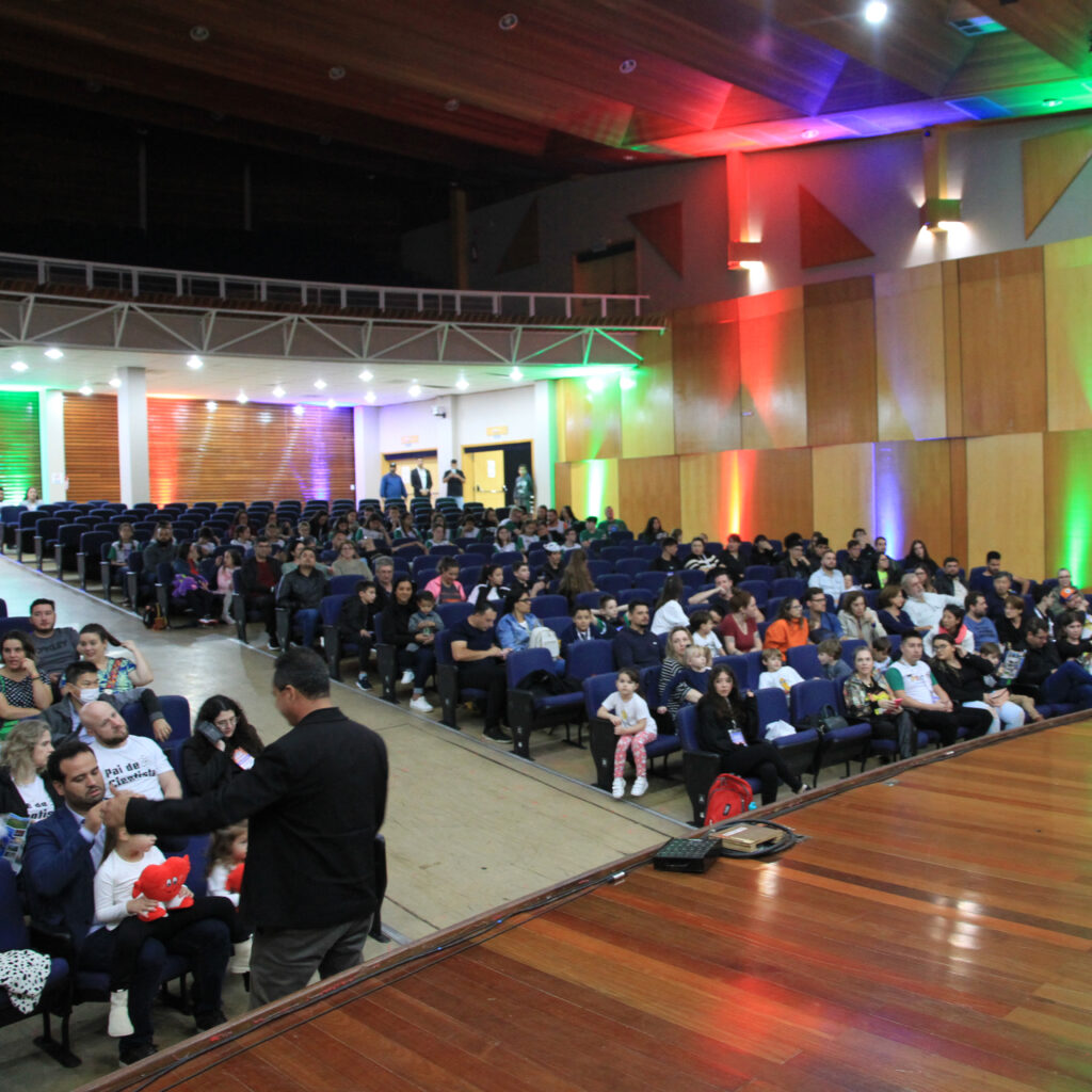 Auditório lotado durante cerimônia da FECET